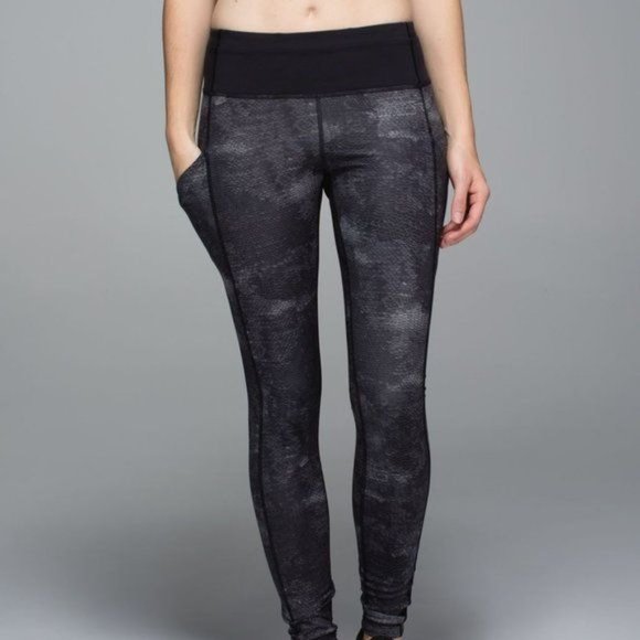 lululemon athletica Pants - Lululemon Speed Tight II *Full-On Luxtreme Sequin Snake Slate Black / Black